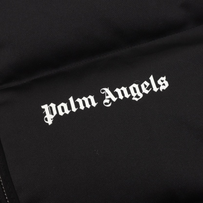 Moncler x Palm Angels のコラボレーション FW21 のロゴ彩条刺繍ロゴが付いたダウンジャケット