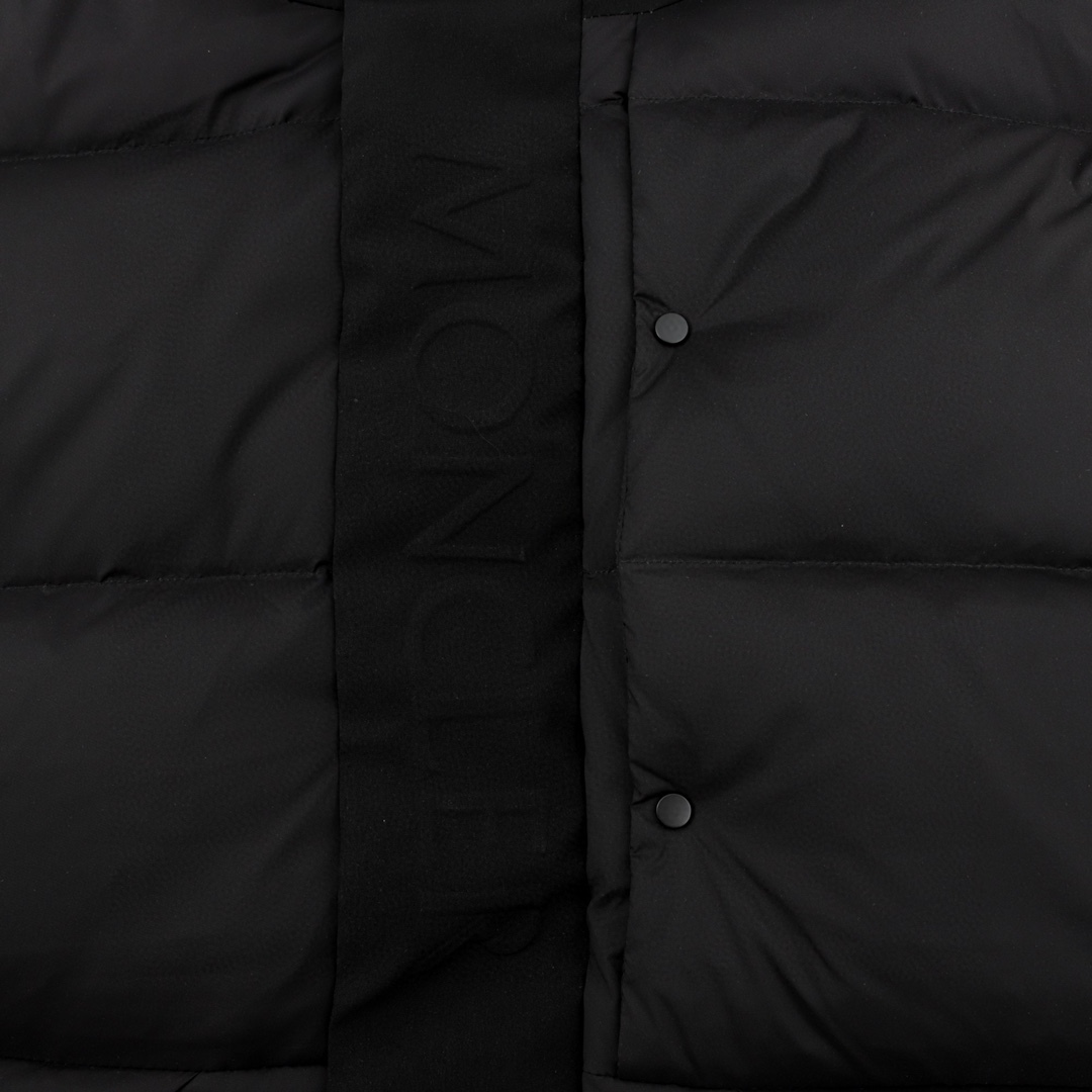 Moncler Madeira 22Fw のゲート（ドア）部分に立体彫刻のエンボス加工されたアルファベットが付いたダウンジャケッ