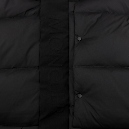 Moncler Madeira 22Fw のゲート（ドア）部分に立体彫刻のエンボス加工されたアルファベットが付いたダウンジャケッ