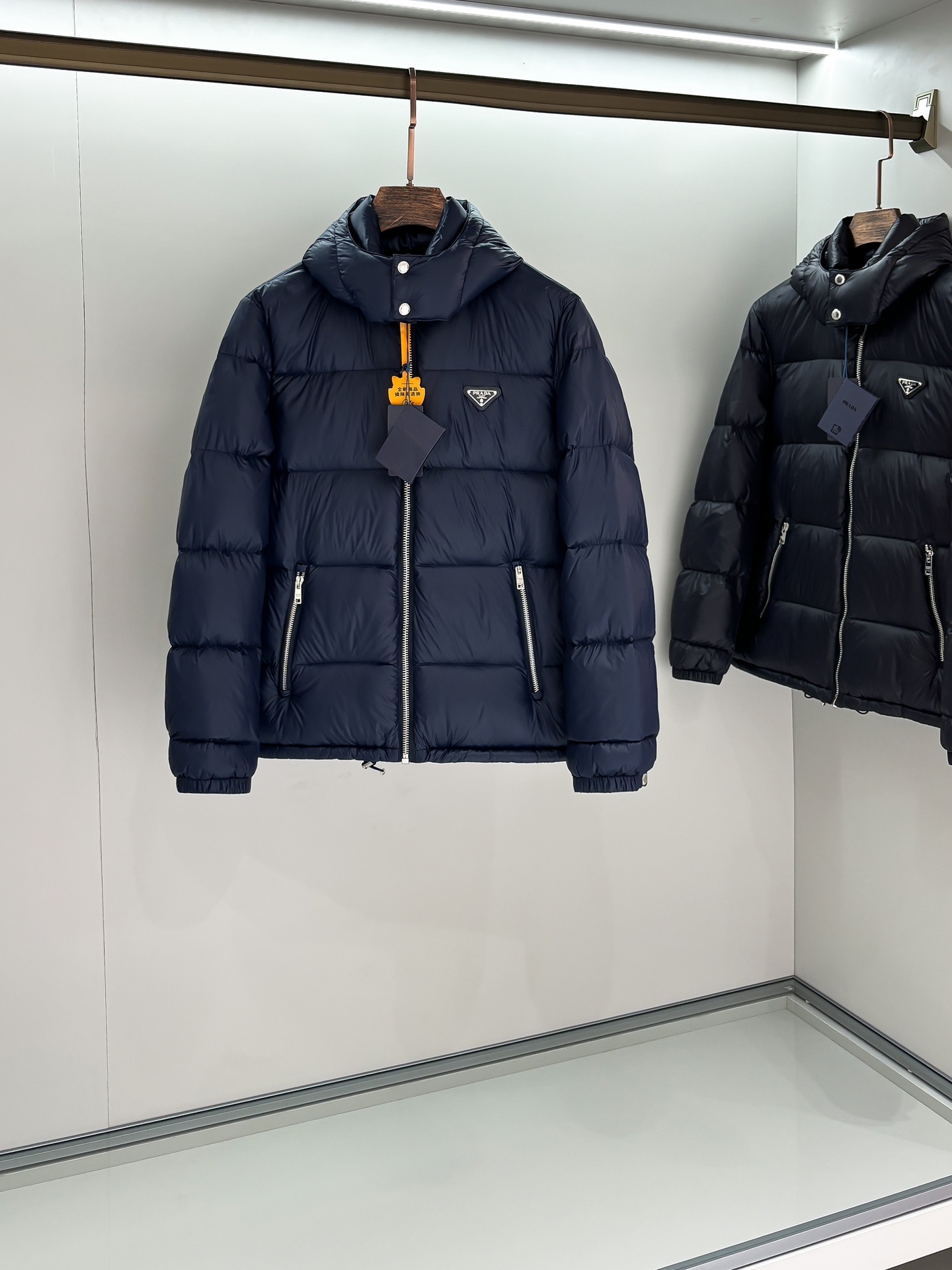 プラダ「Prada」秋冬フード付きダウンジャケット