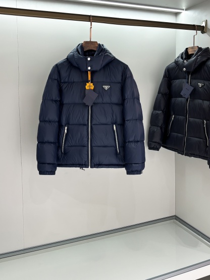 プラダ「Prada」秋冬フード付きダウンジャケット