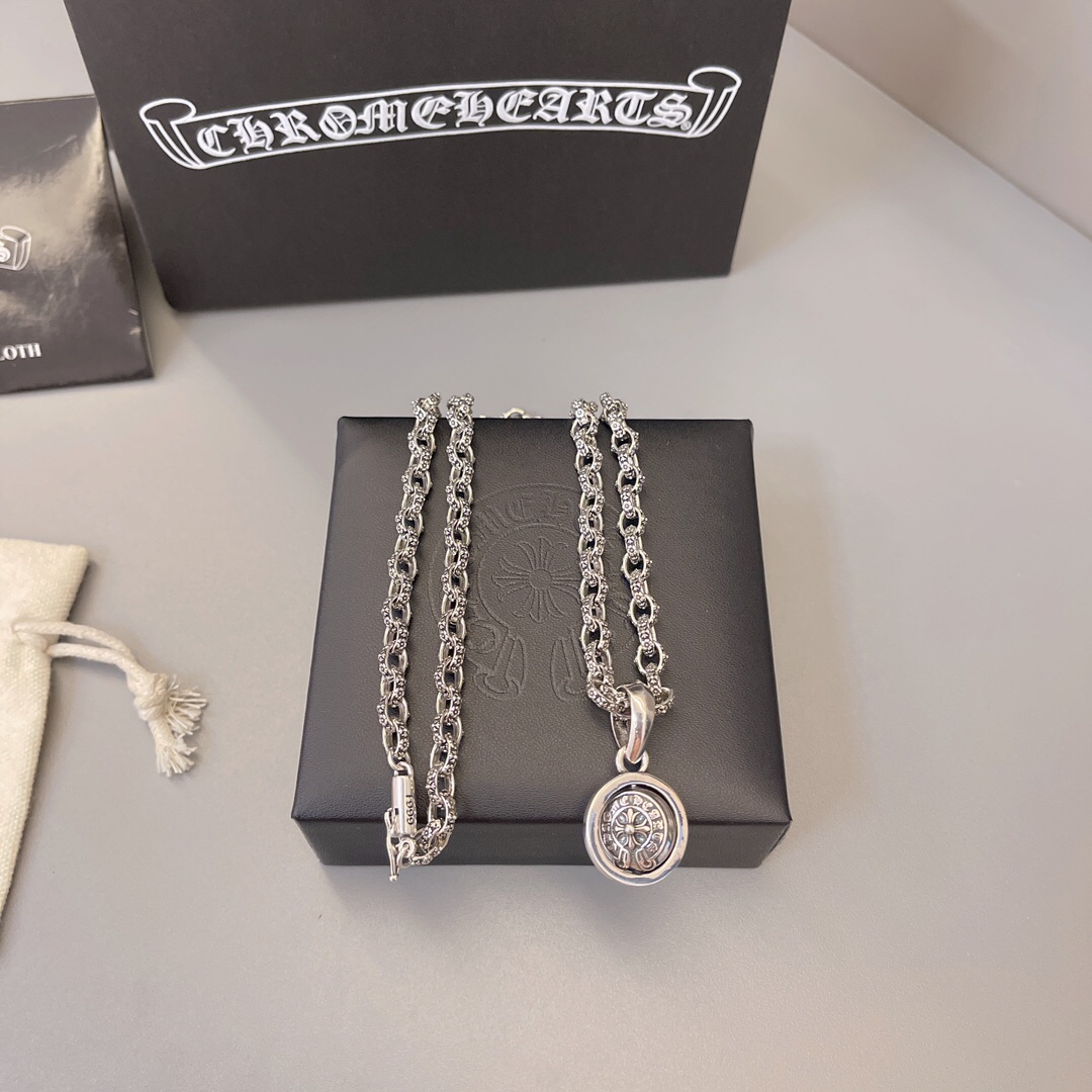 クロムハーツ「Chrome Hearts」のクラシックネックレス - 日常に上品なアクセントを添えるユニセックスモデル