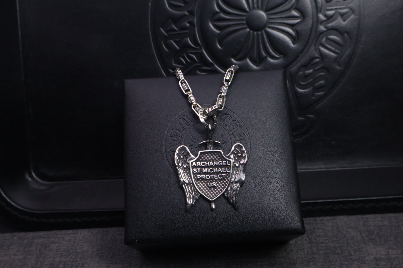 クロムハーツ「Chrome Hearts」のクラシックネックレス - 日常に上品なアクセントを添えるユニセックスモデル