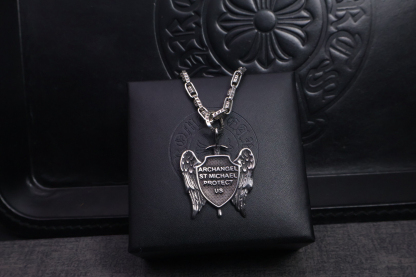 クロムハーツ「Chrome Hearts」のクラシックネックレス - 日常に上品なアクセントを添えるユニセックスモデル