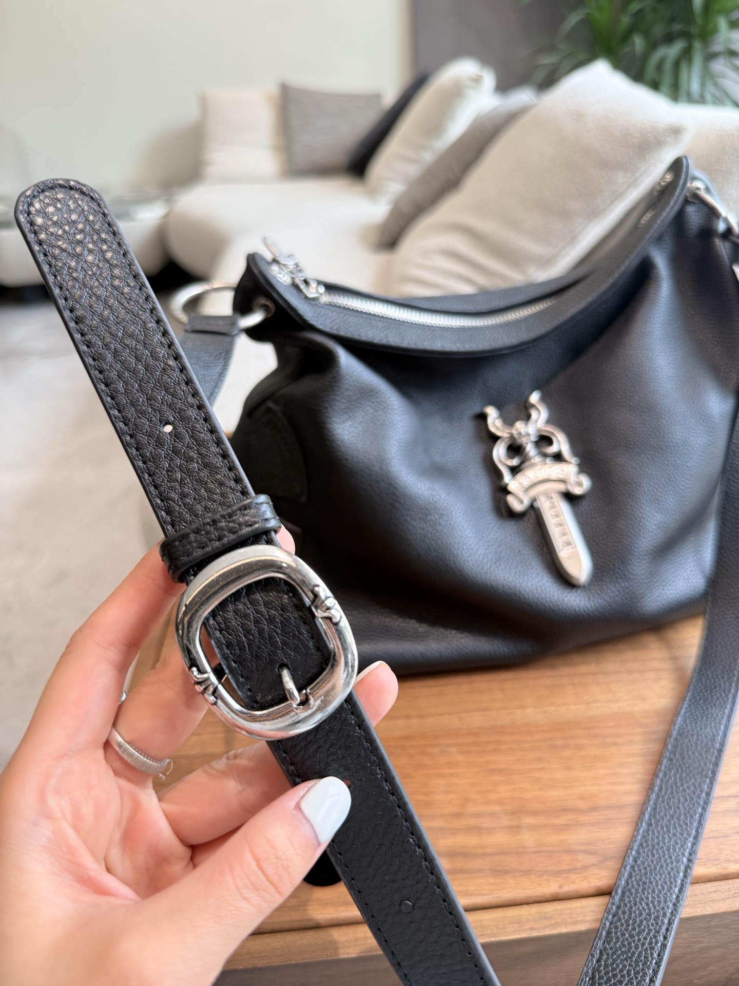 クロムハーツ「Chrome Hearts」十字架のショルダーバッグ