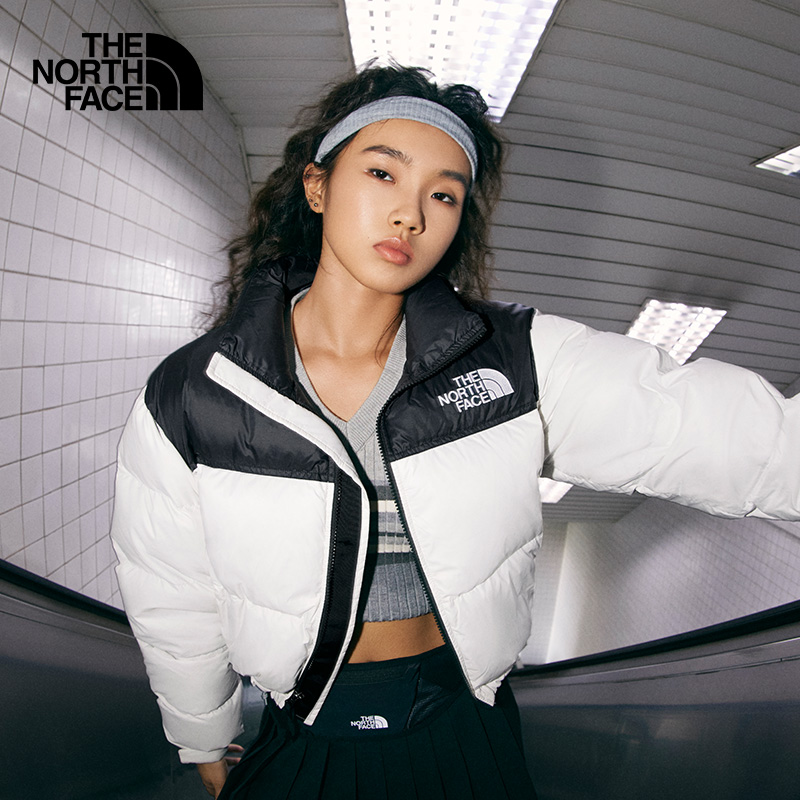 The North Face ICON Nuptse レディース ショート丈 ホワイトグースダウンジャケット。撥水加工済みで、冬季の新作です