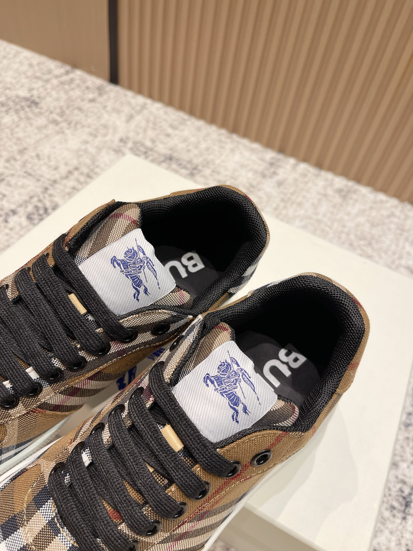 バーバリー「Burberry」バーバリー ボックス スニーカー / プレミアムレザースニーカー