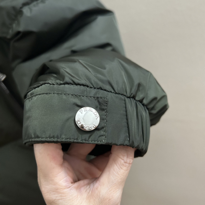 プラダ「Prada」冬の新作 スタンドカラー付きダウンジャケット