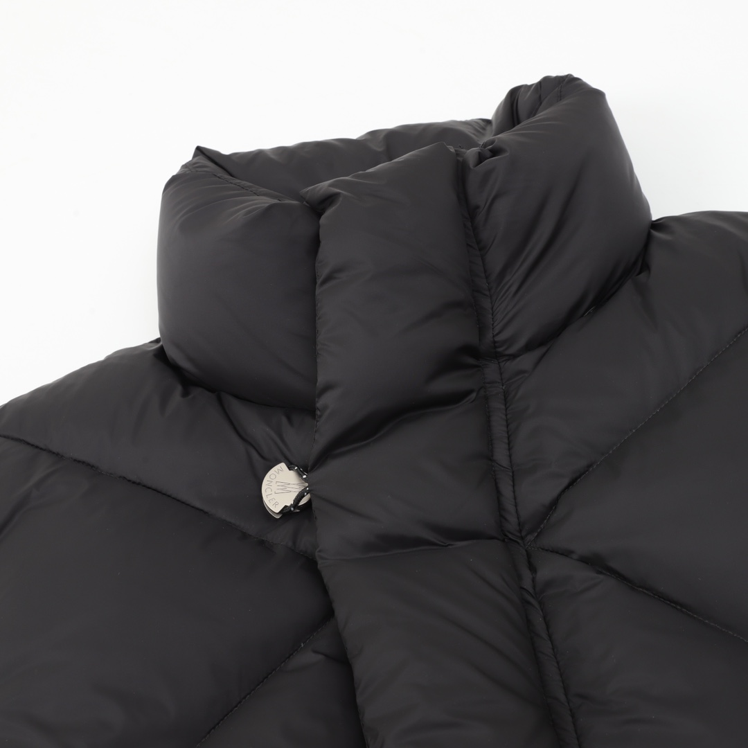 Moncler とのコラボレーションの三角カットの立領ダウンジャケット