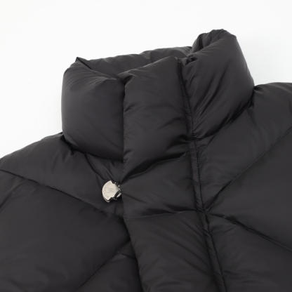Moncler とのコラボレーションの三角カットの立領ダウンジャケット