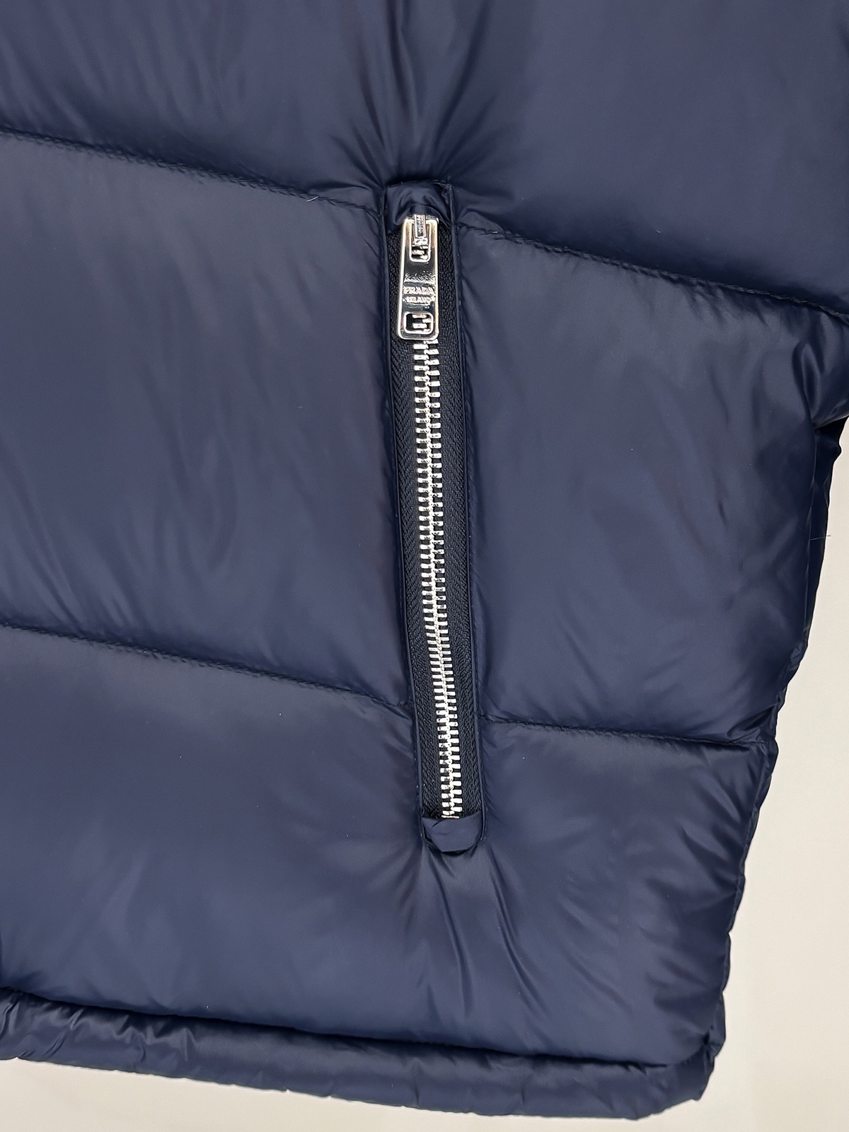 プラダ「Prada」秋冬フード付きダウンジャケット