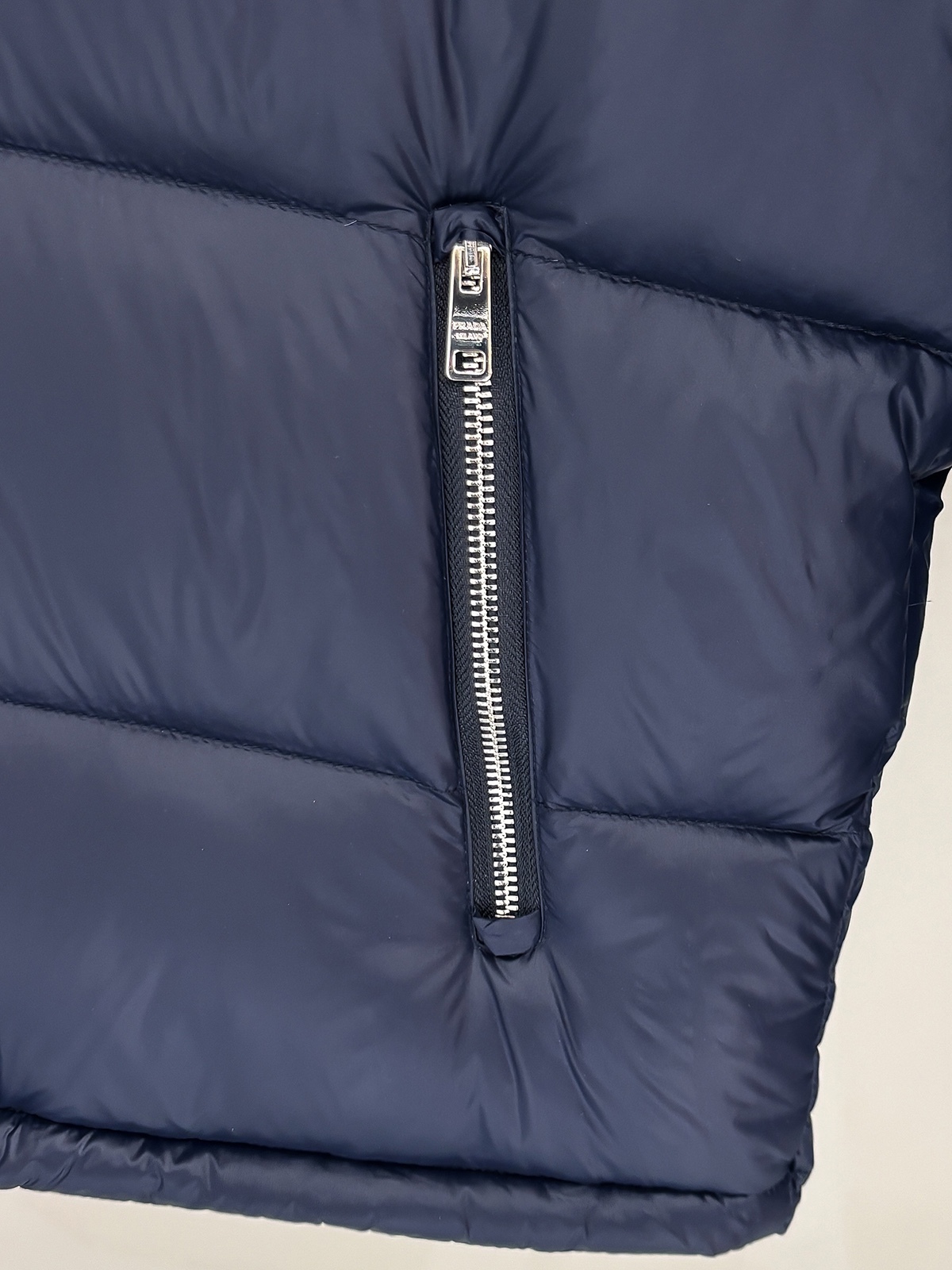 プラダ「Prada」秋冬フード付きダウンジャケット