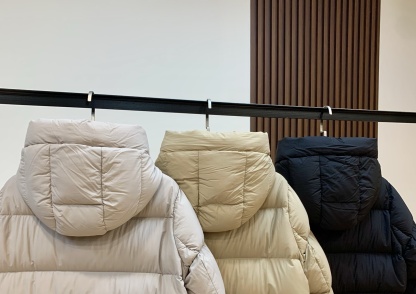 プラダ「Prada」秋冬フード付きダウンジャケット