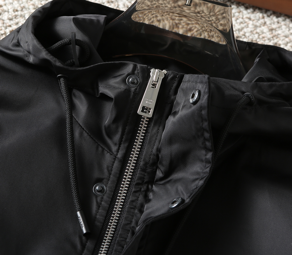 プラダ「Prada」秋冬 フード付きアウター