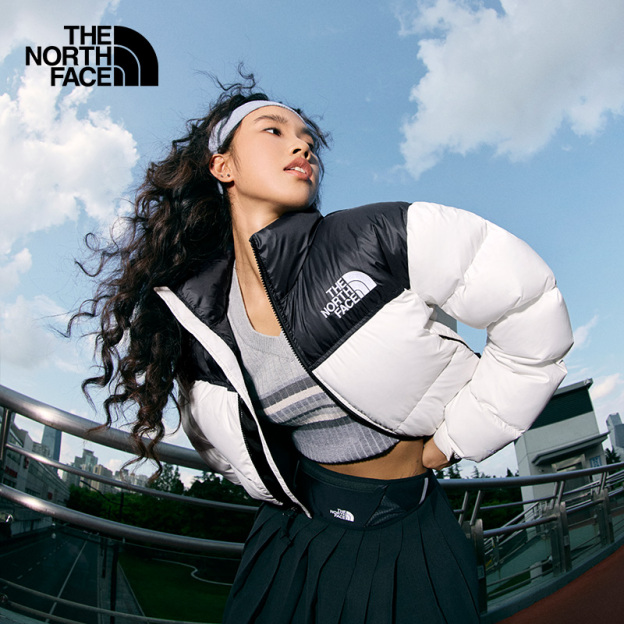 The North Face ICON Nuptse レディース ショート丈 ホワイトグースダウンジャケット。撥水加工済みで、冬季の新作です