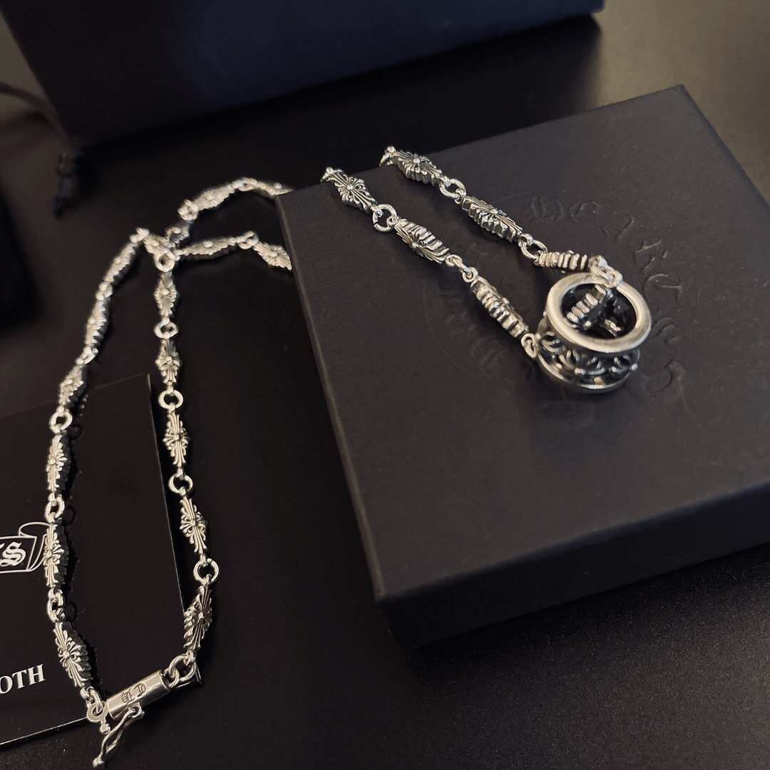 クロムハーツ「Chrome Hearts」のクラシックネックレス - 日常に上品なアクセントを添えるユニセックスモデル