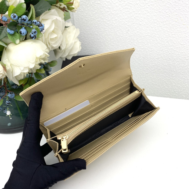 サンローラン「Saint Laurent」カサンドラ マトラッセ ラージ フラップウォレット（グレイン・ド・プードル エンボスレザー）