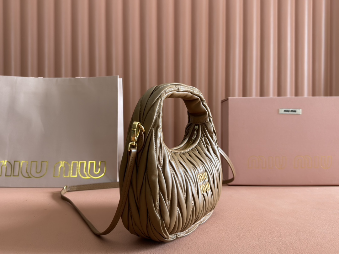 ミュウ ミウ(Miu Miu)ワンダー マトラッセ ラムスキンのホーボー ミニバッグ