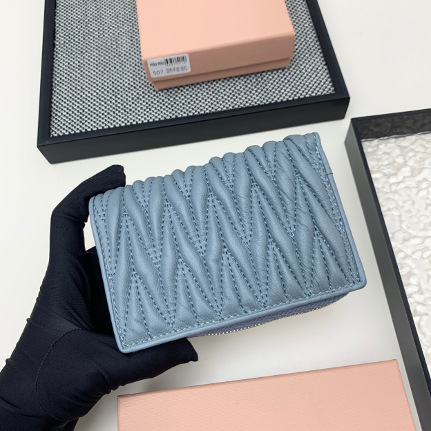 ミュウミュウ「Miu Miu」マテラッセレザー ジップアラウンド 折り財布