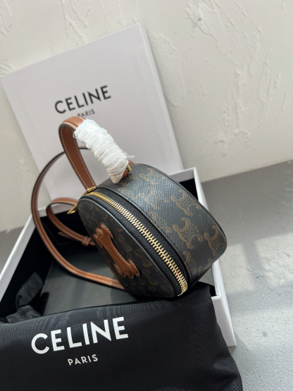 セリーヌ「CelineTRIOMPHE CANVAS 半月型ショルダーバッグ