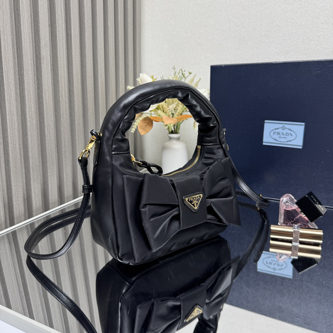 プラダ「Prada」  リジェネレイテッド ナイロン＆ナッパレザー ボウショルダーバッグ
