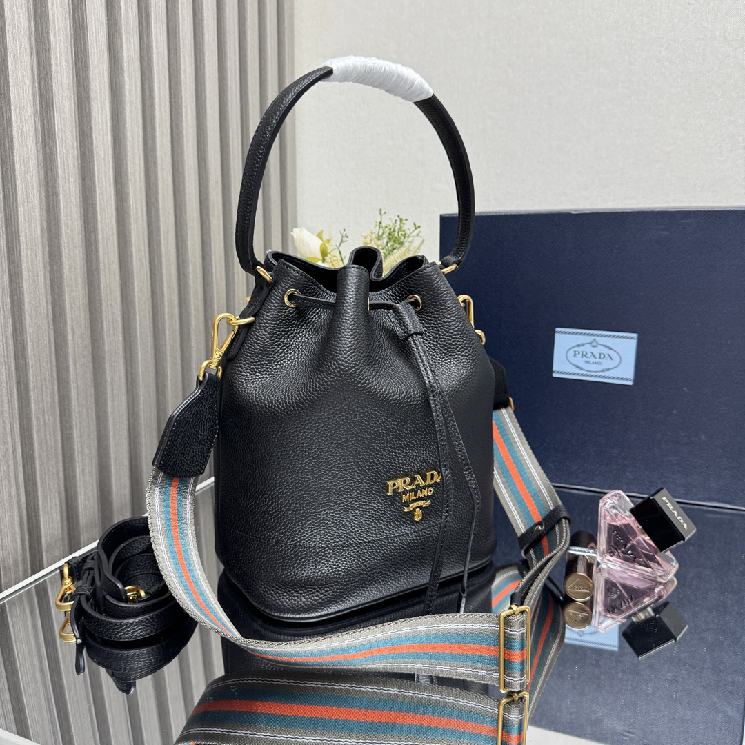 プラダ「Prada」ピコティン バケットバッグ モデ