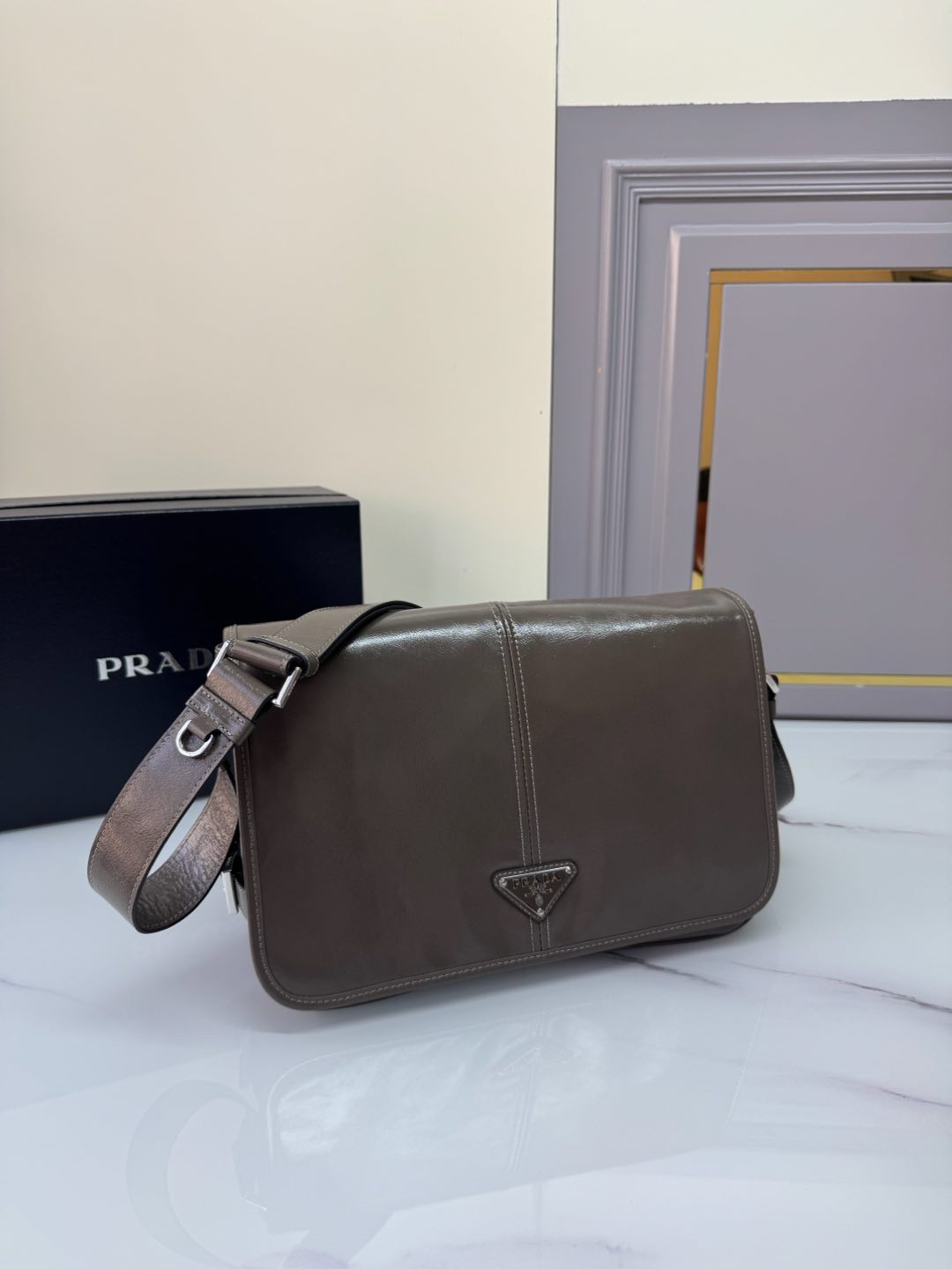 プラダ「Prada」 オイルドレザー メッセンジャーバッグ モデル