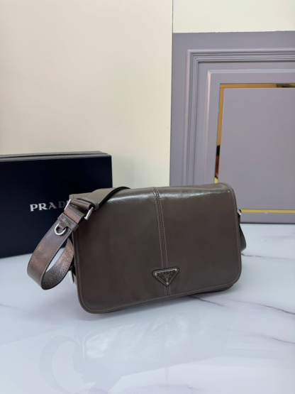 プラダ「Prada」 オイルドレザー メッセンジャーバッグ モデル
