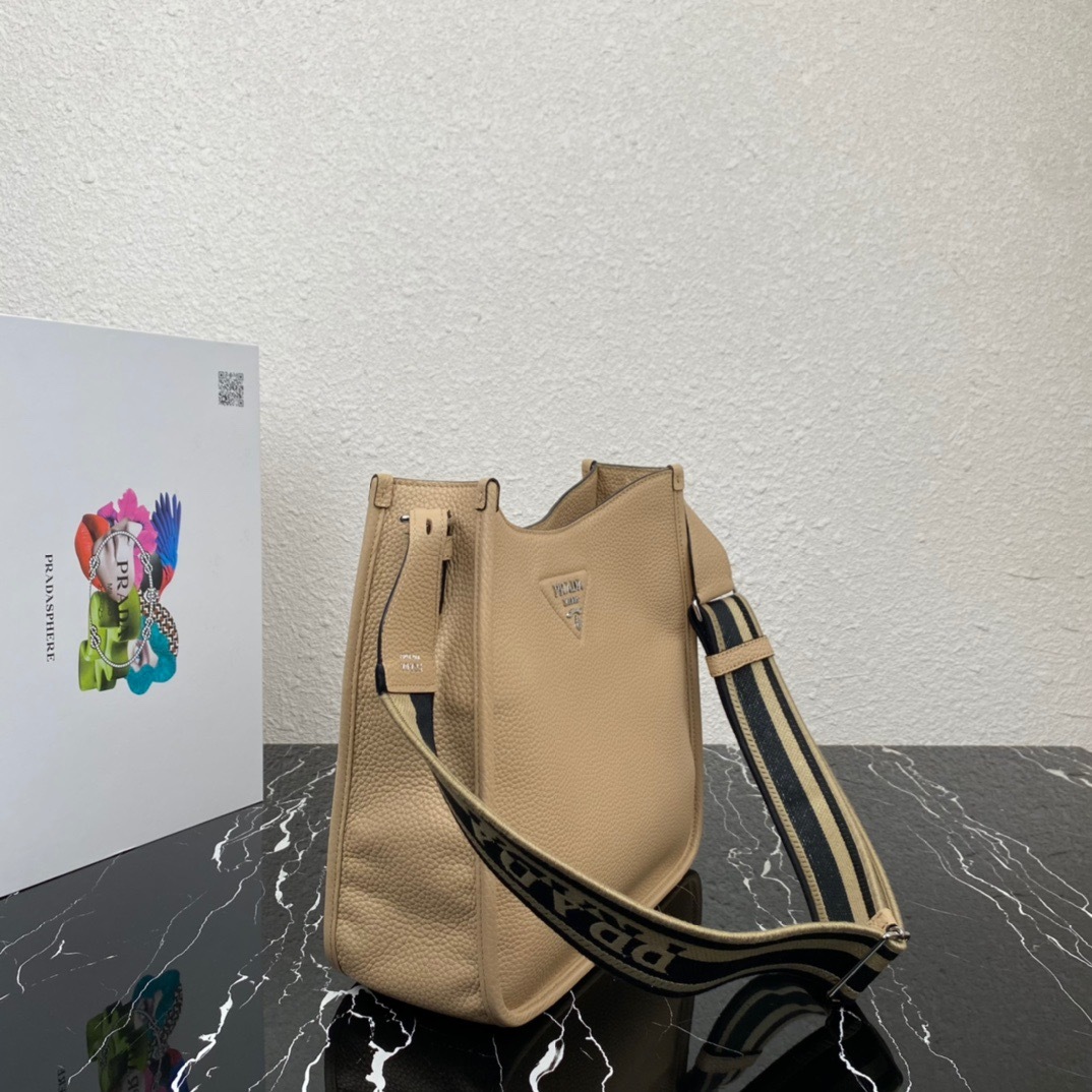 プラダ「Prada」 ファブリック ショルダーバッグ モデル