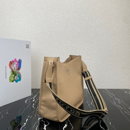 プラダ「Prada」 ファブリック ショルダーバッグ モデル