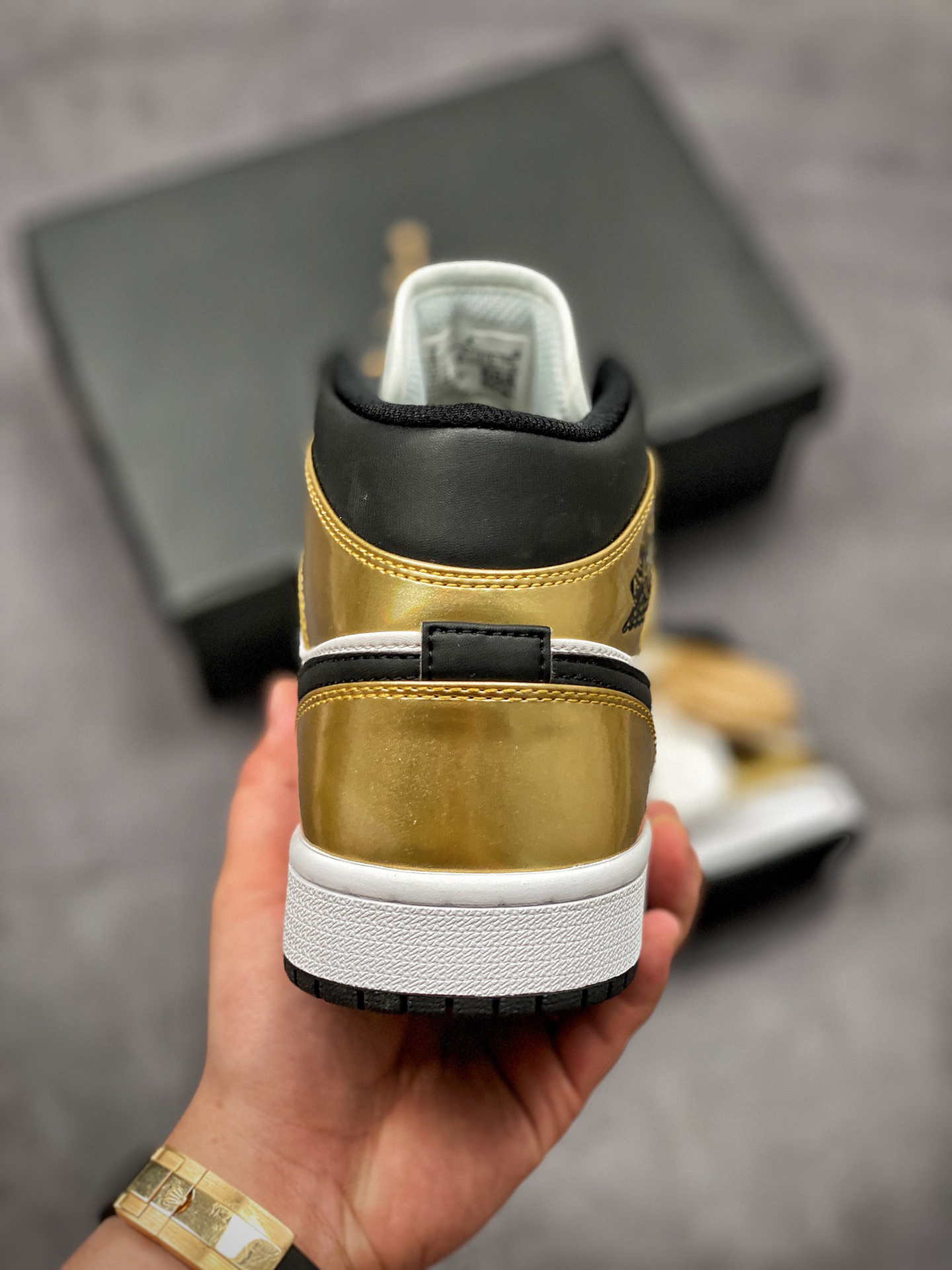 ナイキ「Nike」  エアジョーダン1 ミッド "メタリックゴールド" スニーカー
