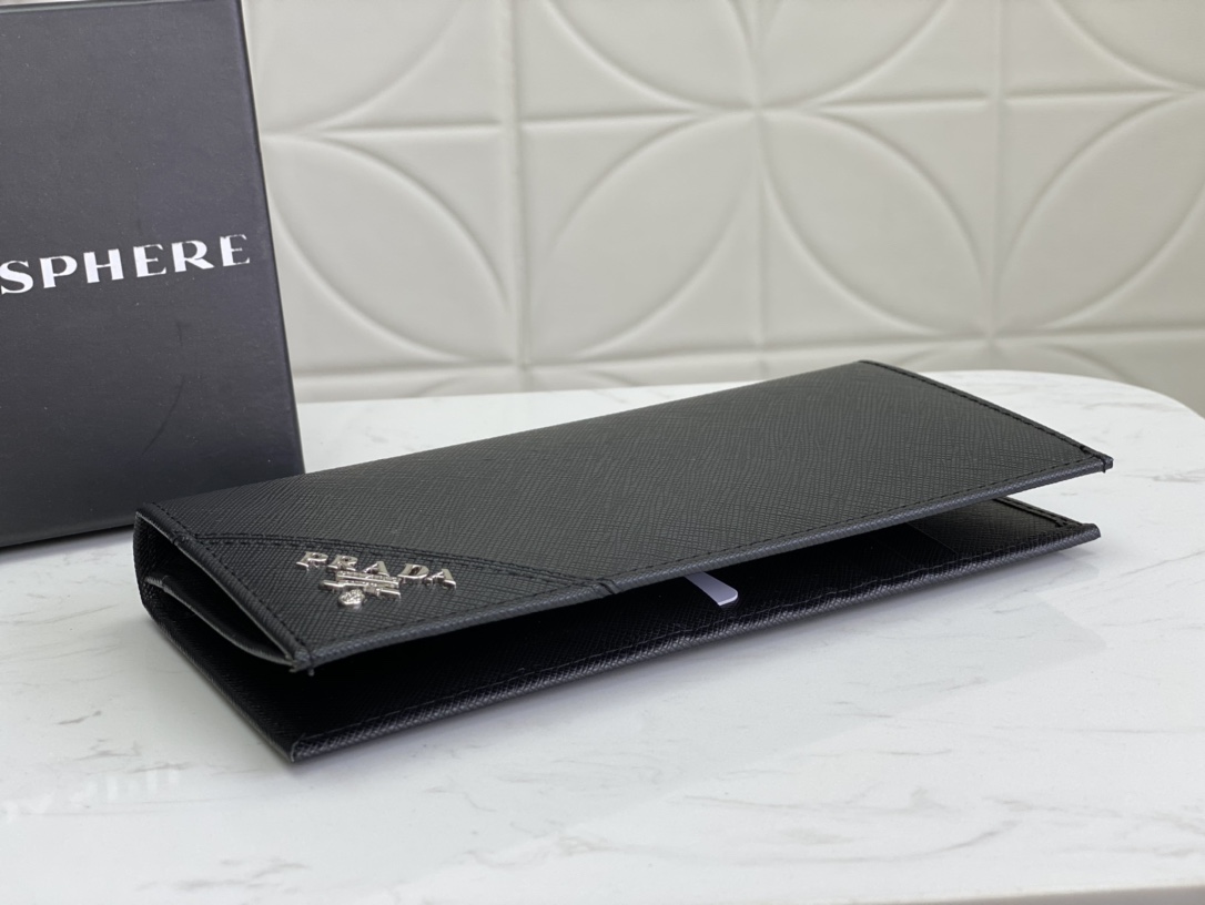 プラダ「PRADA」定番のスーツに二つ折り財布