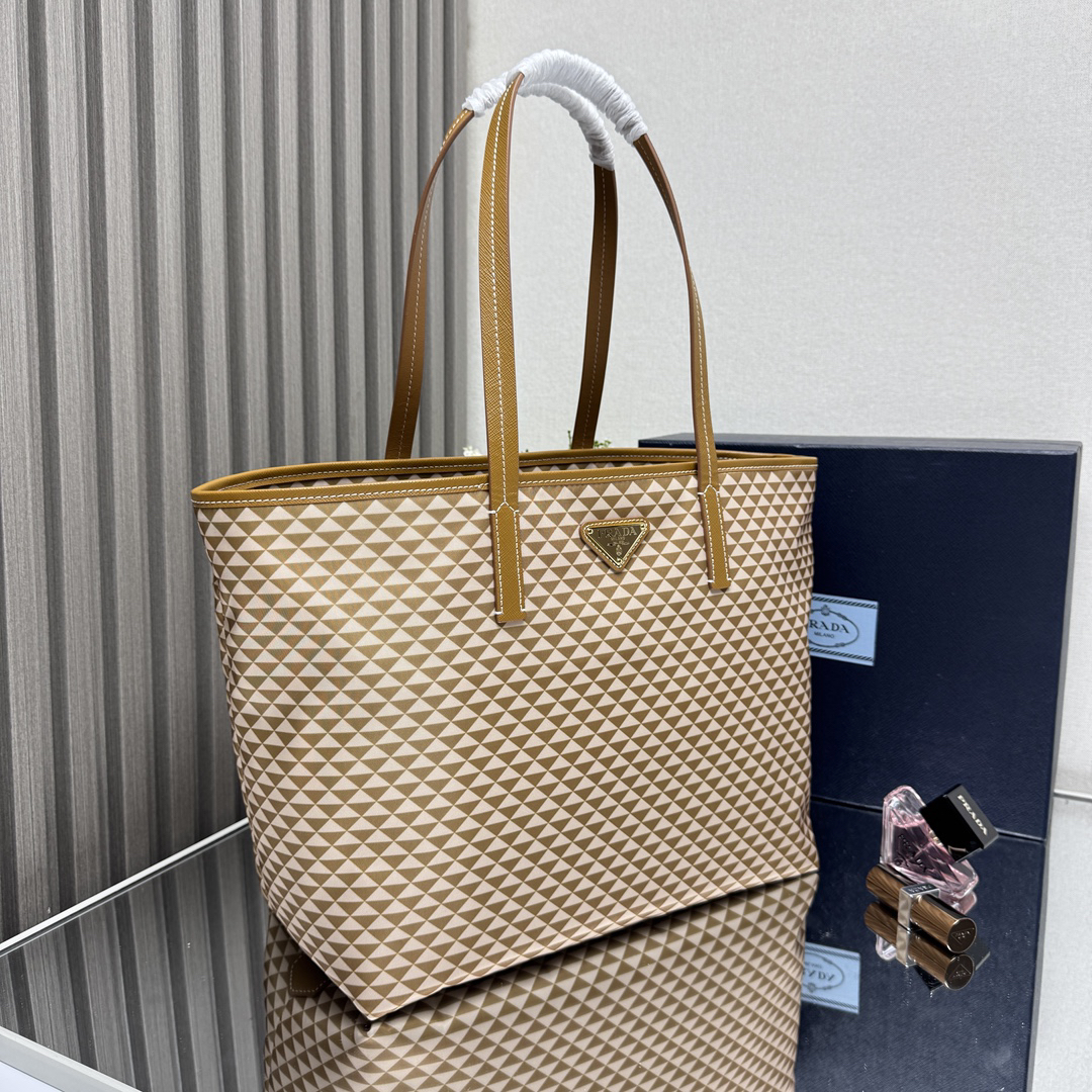 プラダ「Prada」トリアングラム トートバッグ トートバッグ