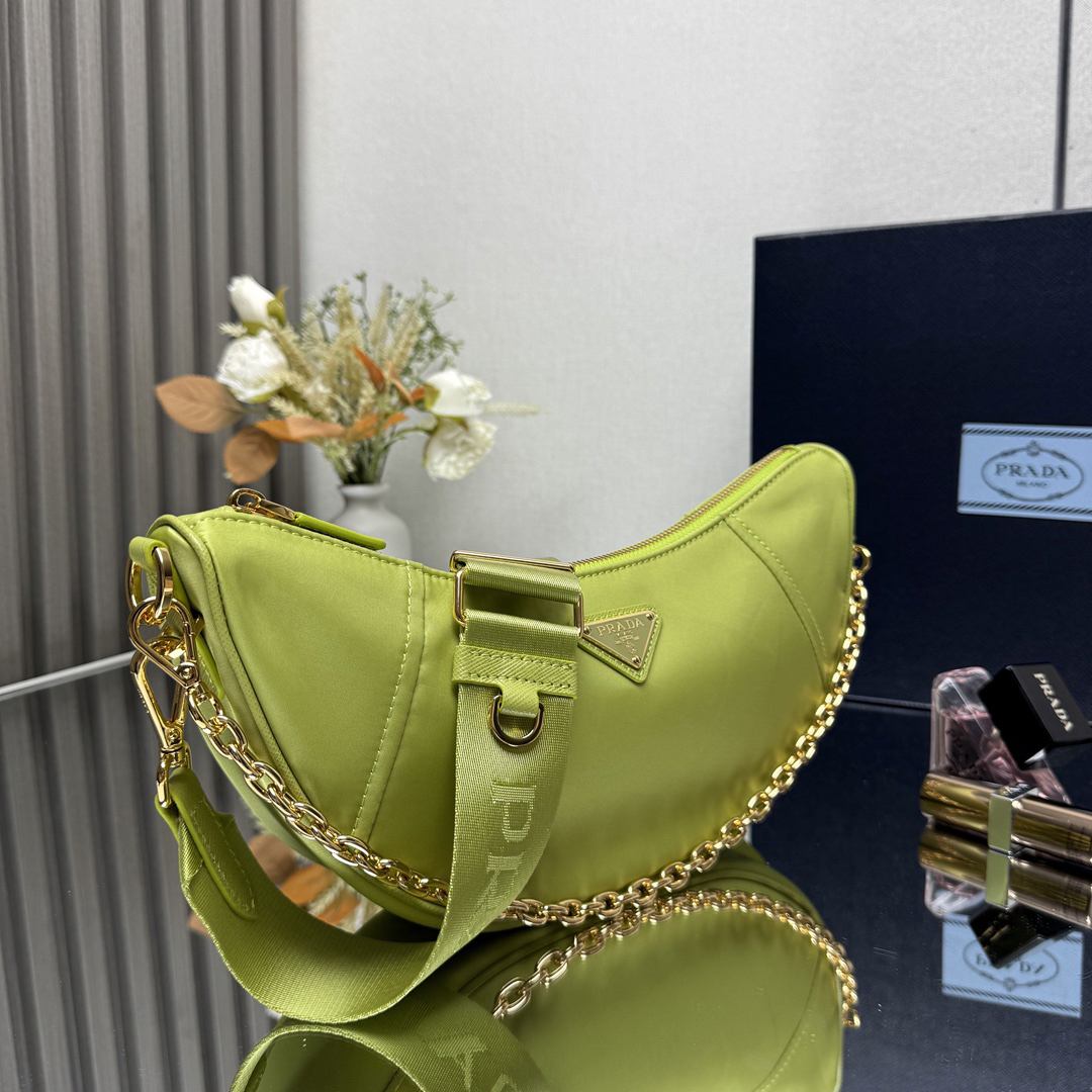 プラダ「Prada」 リナイロン クレセント マルチショルダーバッグ