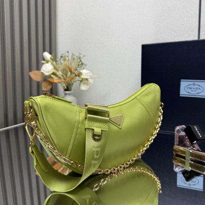 プラダ「Prada」 リナイロン クレセント マルチショルダーバッグ