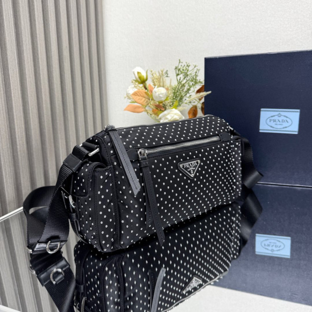 プラダ「Prada」リベットデザイン メッセンジャーバッグ ショルダーバッグ