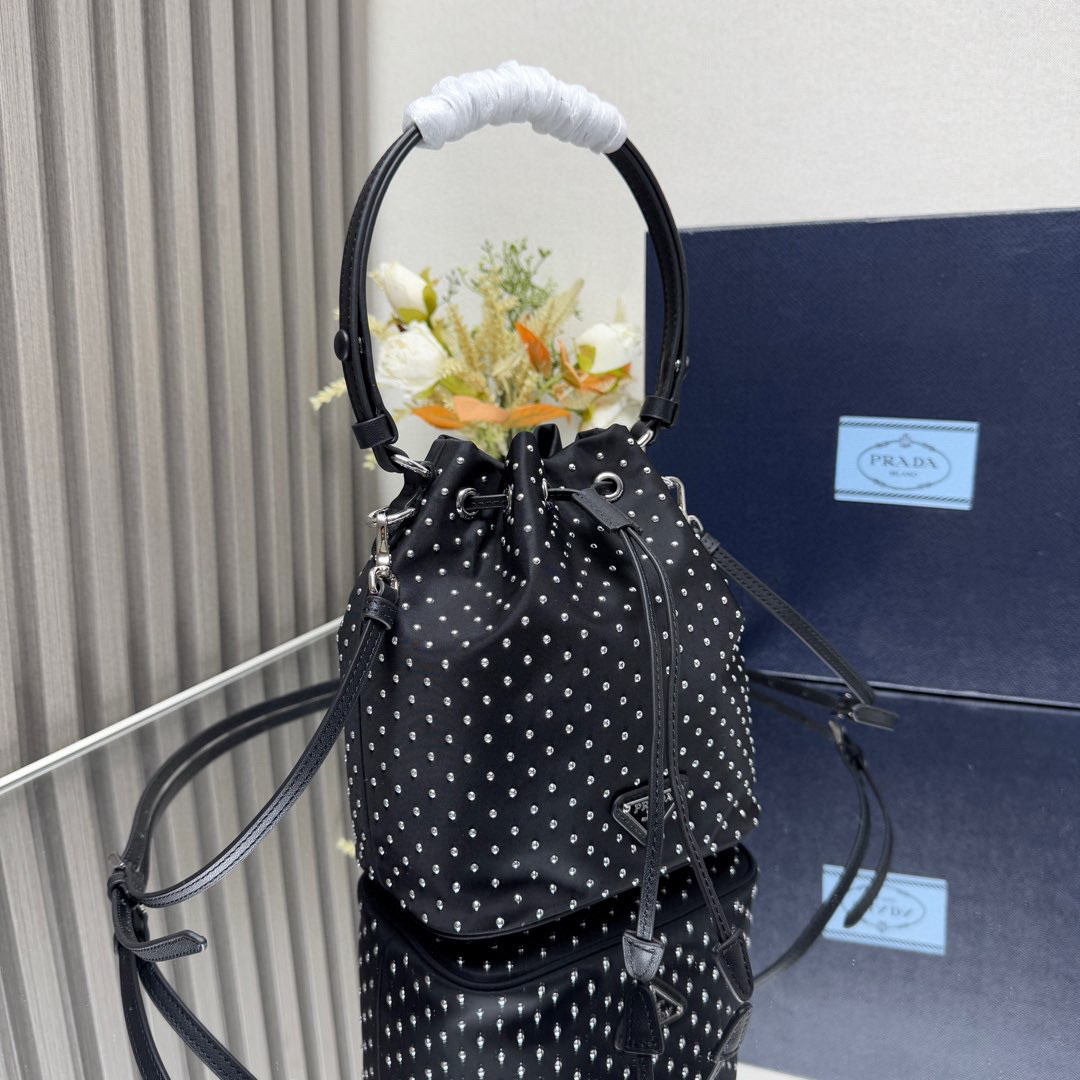 プラダ「Prada」 リベットデザイン バケットバッグ ショルダーバッグ