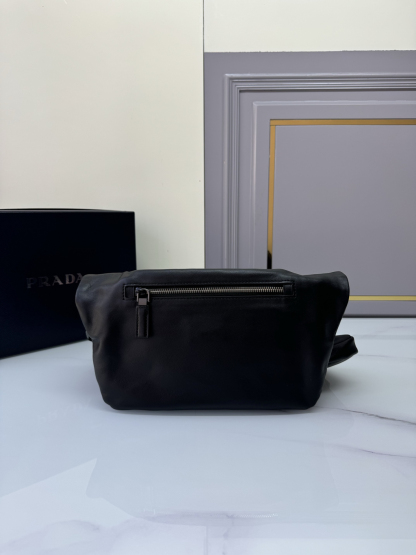 プラダ「Prada」 エンボスロゴ メッセンジャーバッグ ショルダーバッグ