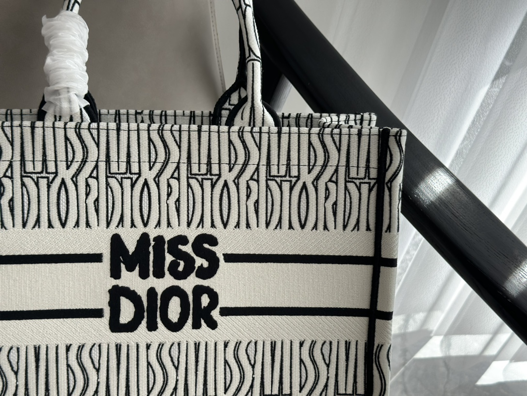 ディオール「Dior」Book Tote 2023 ショッピングトートバッグ