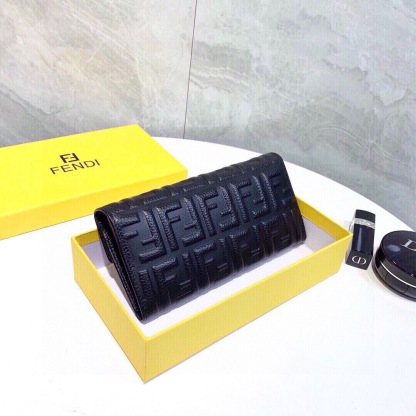 フェンディ「Fendi」高級エンボス牛革の大きな イタリア製財布