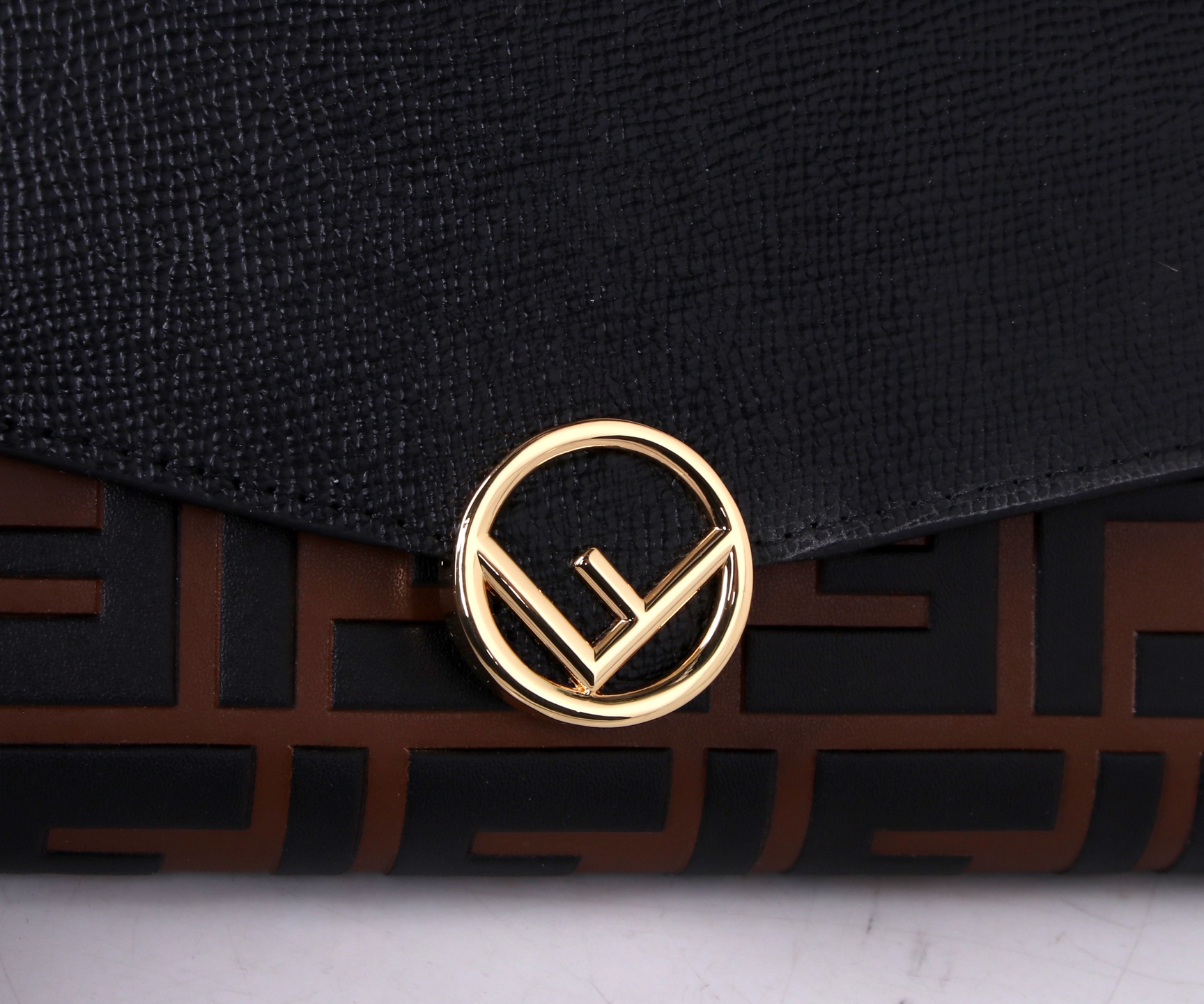 フェンディ「Fendi」高級エンボス牛革の大きな イタリア製財布