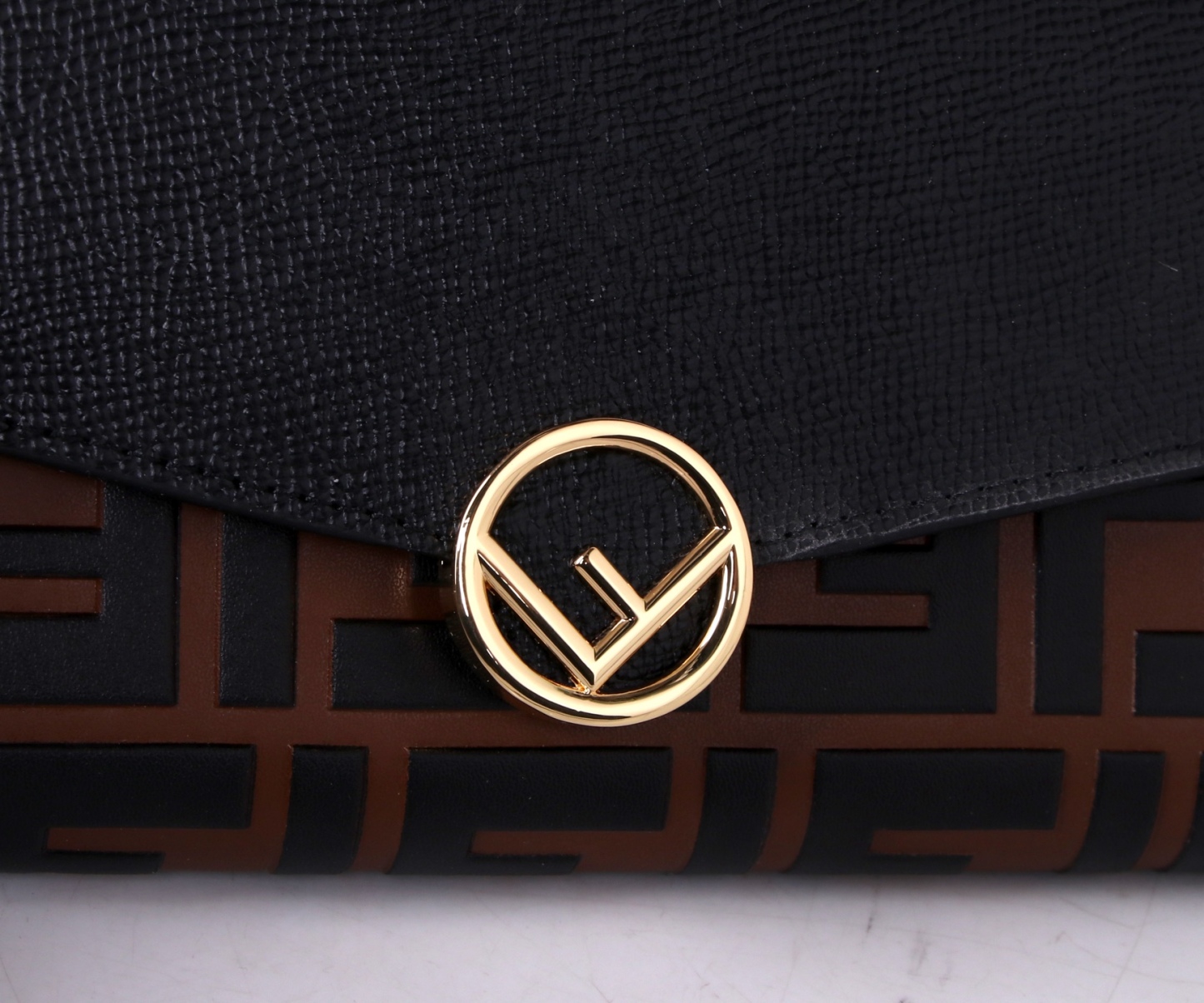 フェンディ「Fendi」高級エンボス牛革の大きな イタリア製財布