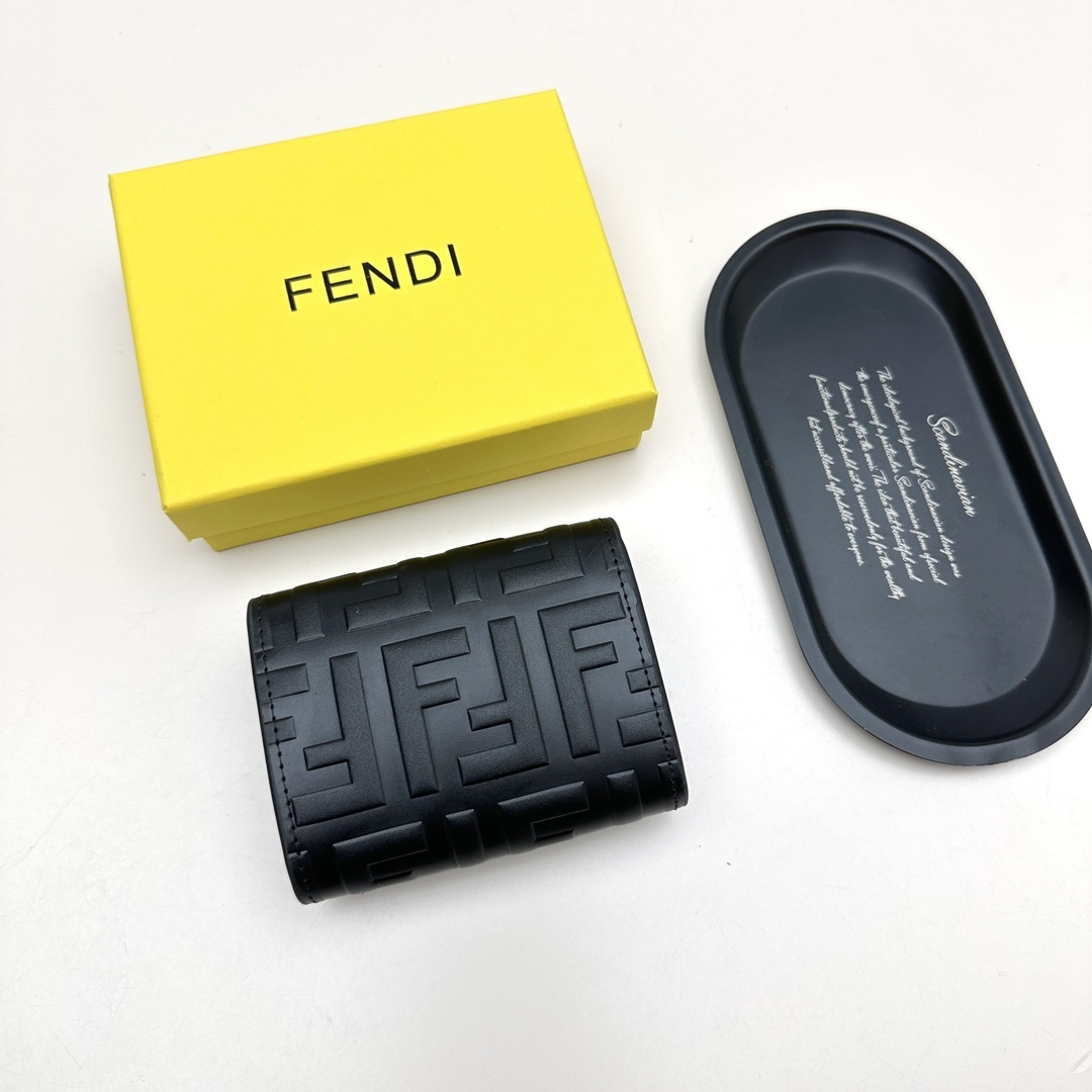 フェンディ「Fendi」高級エンボス牛革の大きな イタリア製財布