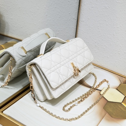 ディオール「Dior」LADY DIOR パールクラッチバッグ 2023年秋冬 シープスキン