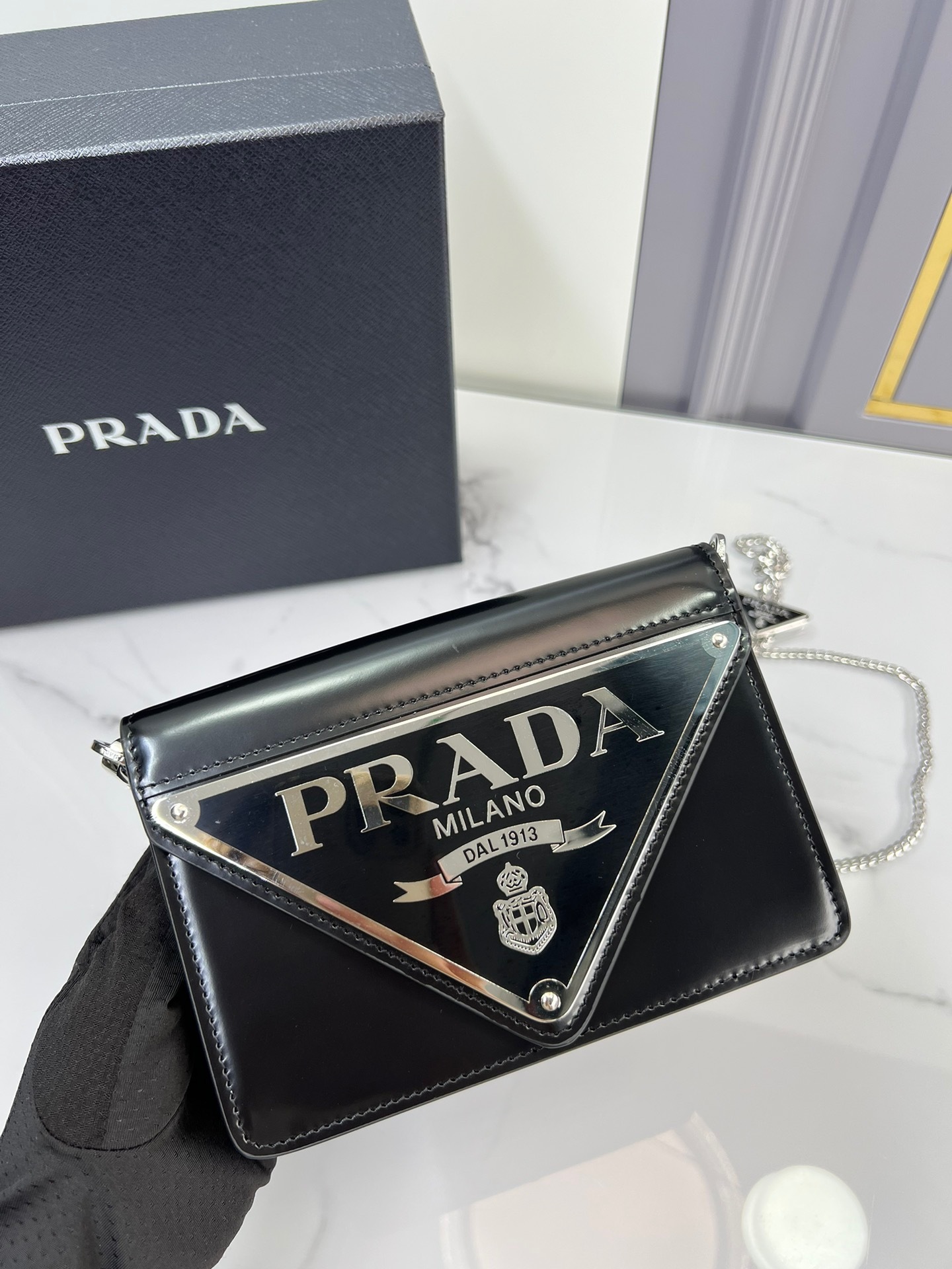 プラダ「Prada」逆三角形チェーン フラップショルダーバッグ ミニバッグ
