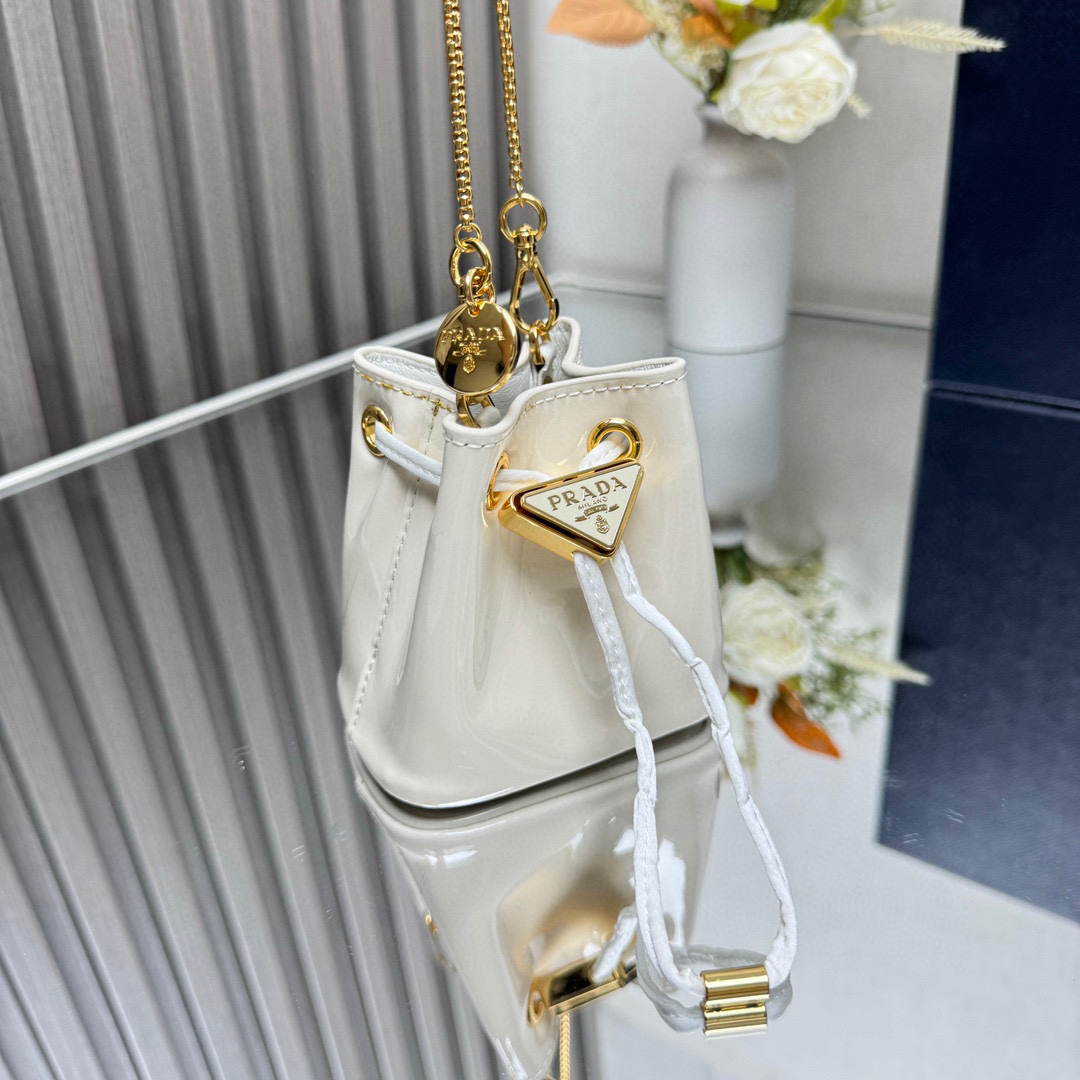 プラダ「Prada」エナメルレザー ボトルバッグ ミニバッグ