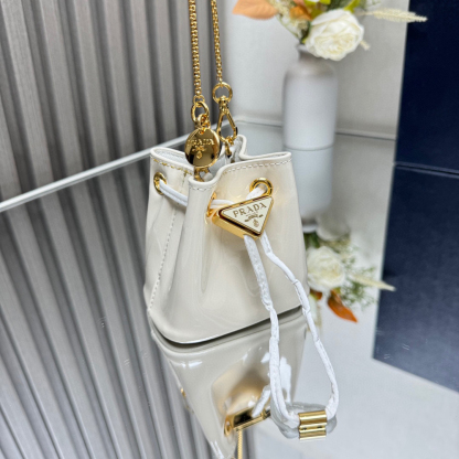 プラダ「Prada」エナメルレザー ボトルバッグ ミニバッグ