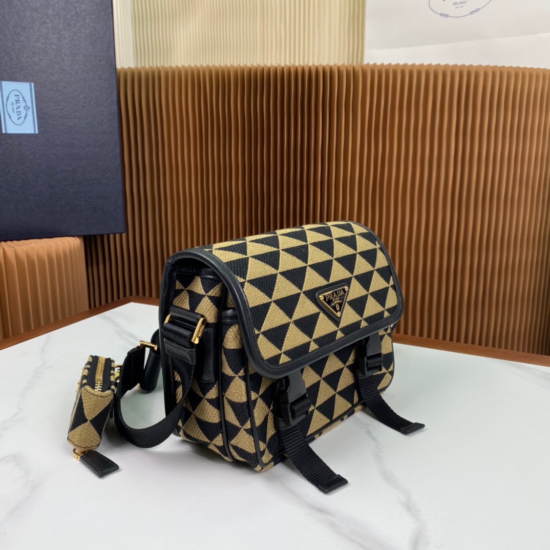 プラダ「Prada」刺繍ジャカードメッセンジャーバッグ