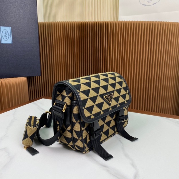 プラダ「Prada」刺繍ジャカードメッセンジャーバッグ