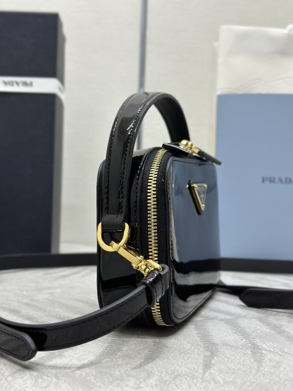 プラダ「Prada」クワイエットレザー カメラバッグ